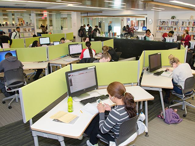 Photo of University of Cincinnati-Blue Ash College